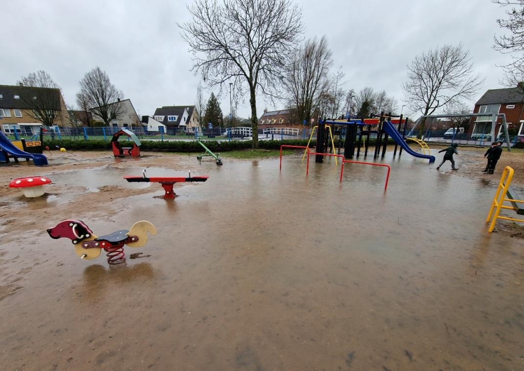 Illustratieve weergave na een flinke regenbui in een speeltuin in Schelluinen