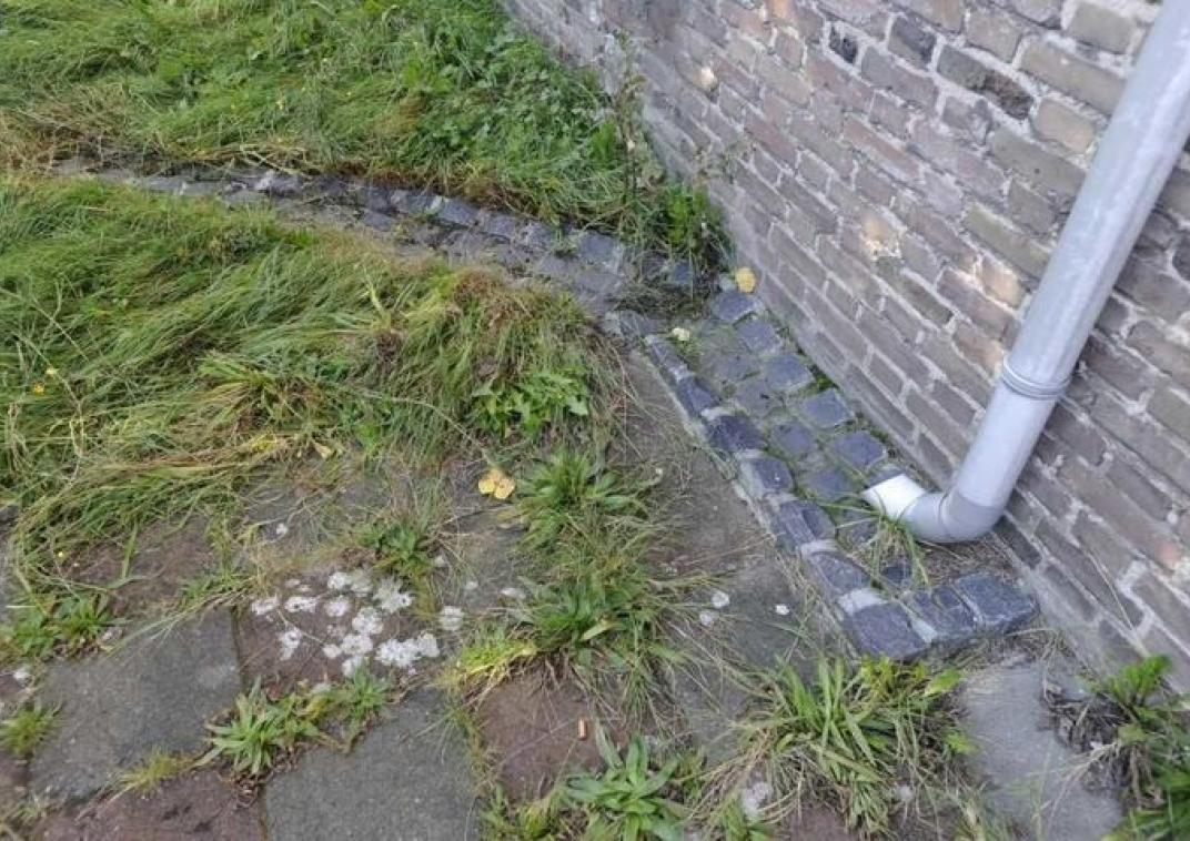Illustratieve weergave van een afgekoppelde regenpijp