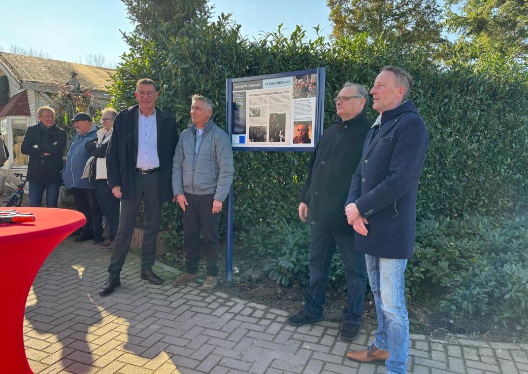 foto onthulling informatiebord woonwagencultuur