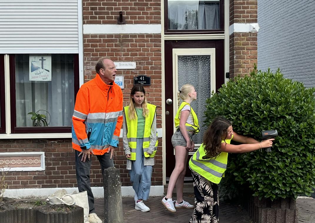 Kinderen voeren snelheidscontrole uit