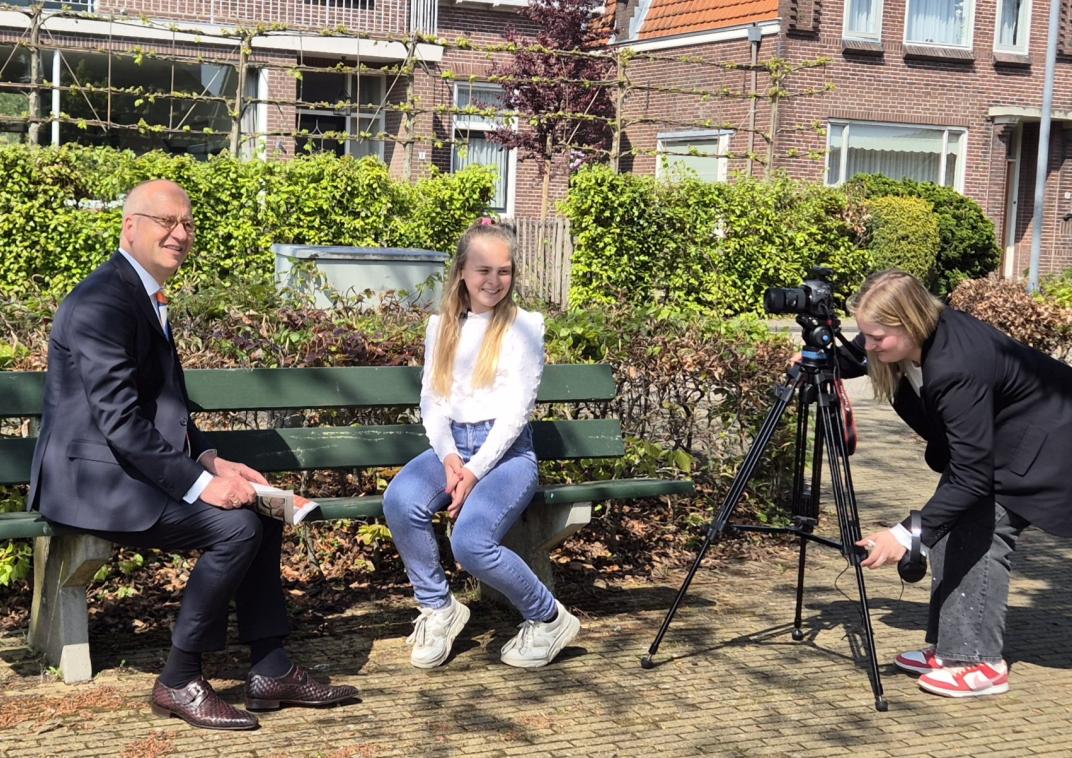 Kinderburgemeester Maren gaat op de foto met burgemeester Segers