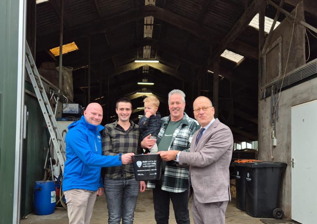  Sander Overeijnder, Goof de Jong met zoon en kleinzoon en burgemeester Theo Segers.