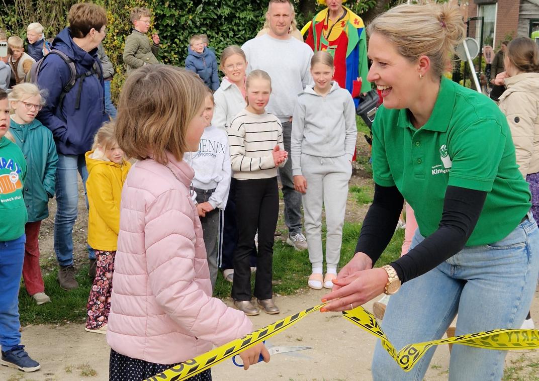 Illustratieve weergave tekst ''Kinderburgemeester spelend samen met kinderen''