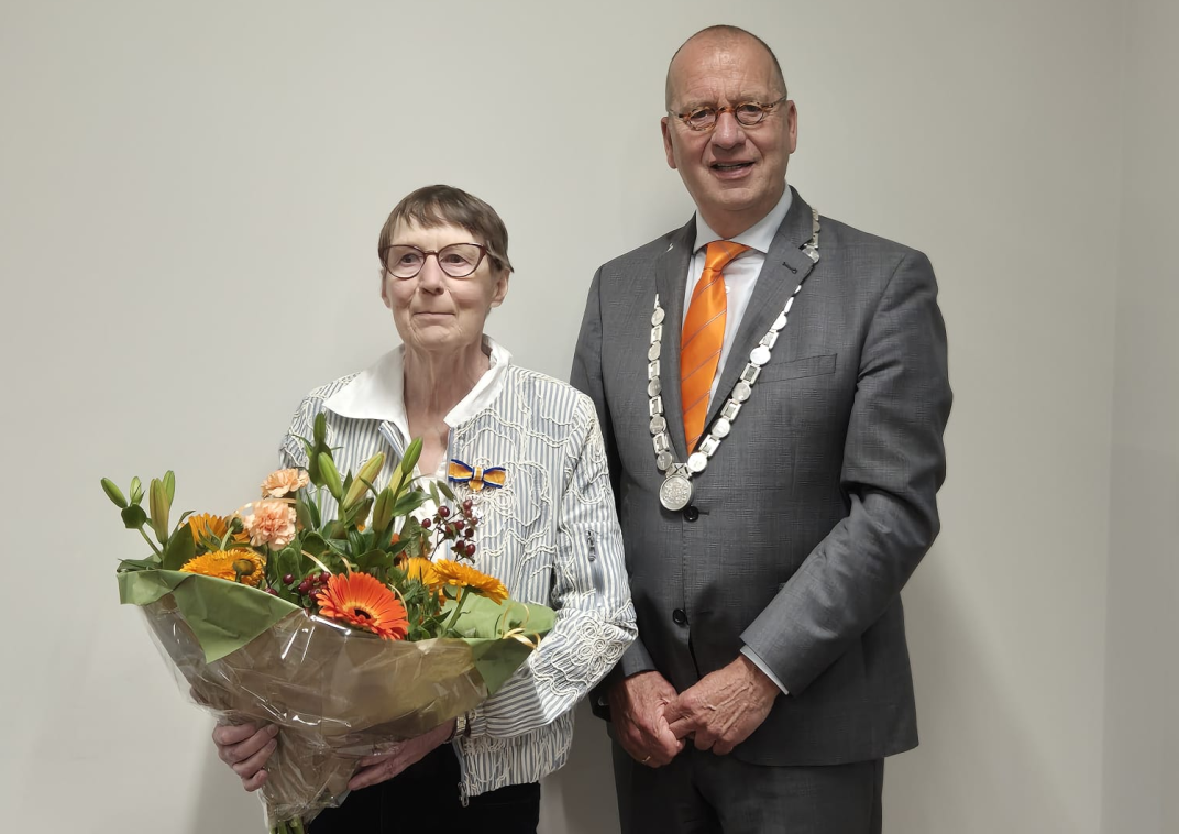 Foto van Lijda van Muijlwijk en burgemeester Theo Segers