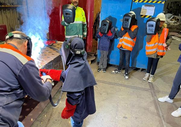 In Nieuw-Lekkerland brachten 120 leerlingen van groep 8 een bezoek aan tien lokale bedrijven.