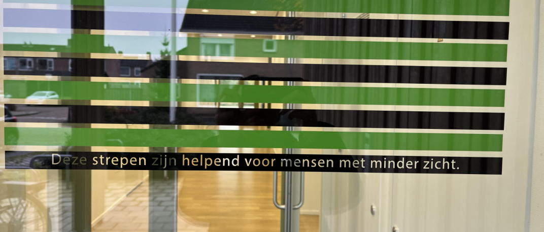 Illustratieve weergave van contraststicker voor glazendeur