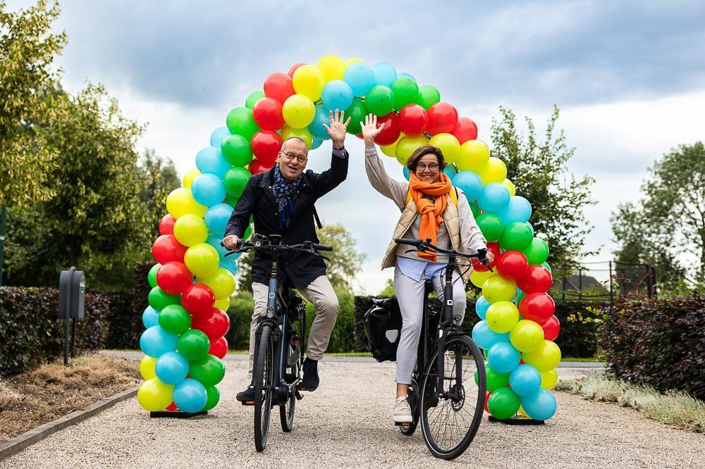 foto Burgemeester Segers fietst zomertour