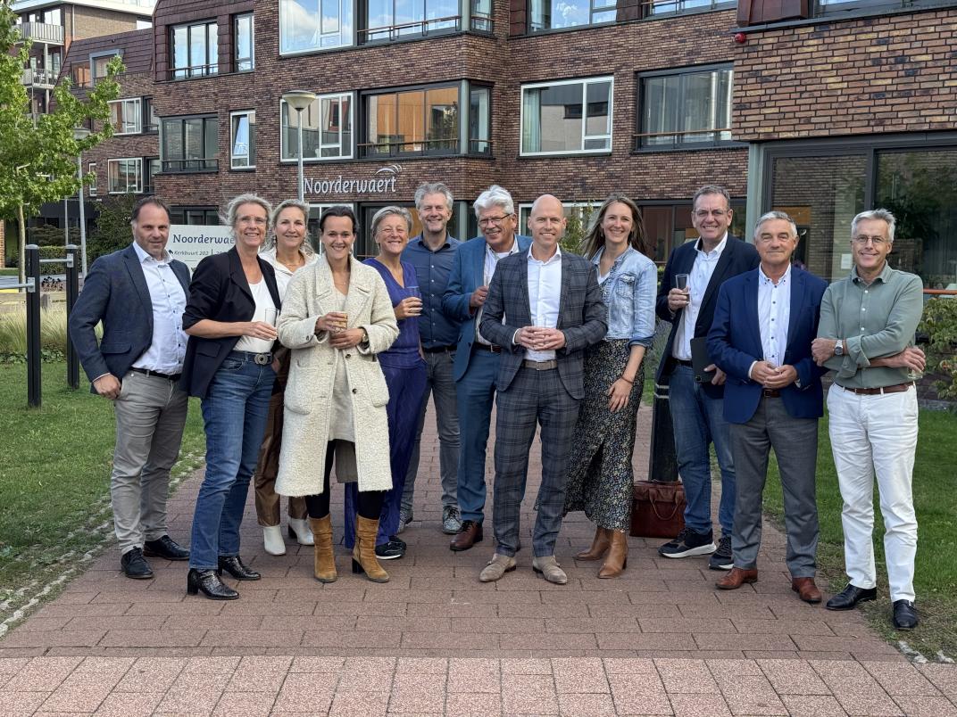 Groepsfoto IZA Waardenland met vertegenwoordigers vanuit de diverse organisaties