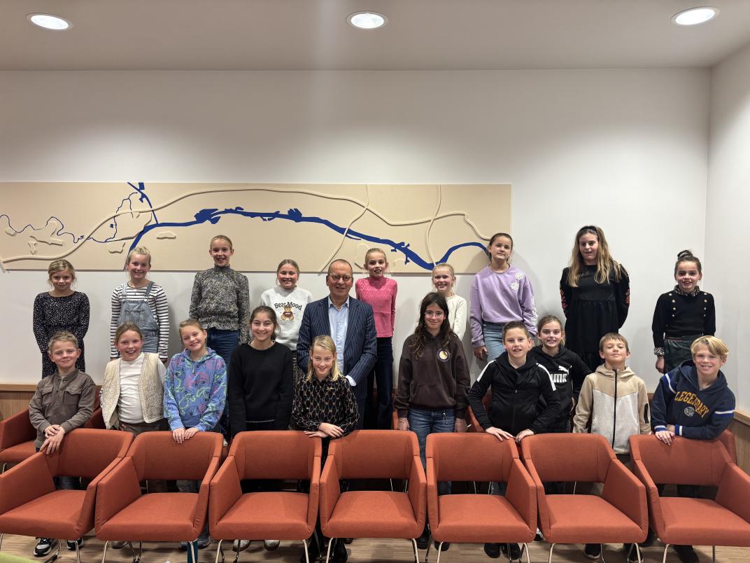 Groepsfoto van de 19 kinderraadsleden en burgemeester Segers