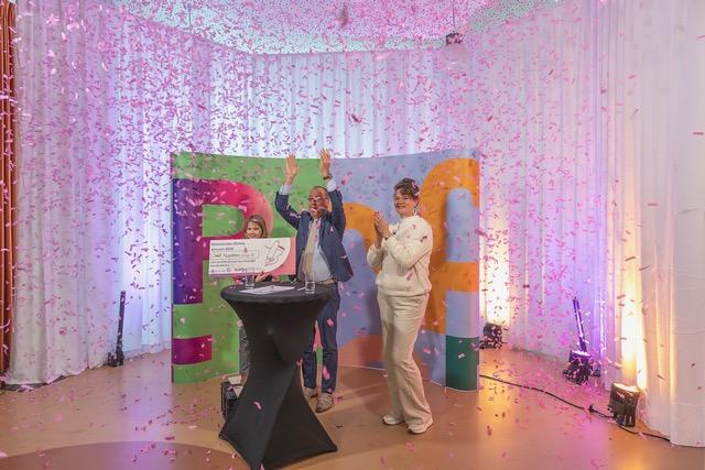 Illustratieve weergave van Prijsuitreiking door Theo Segers en de kinderburgemeester