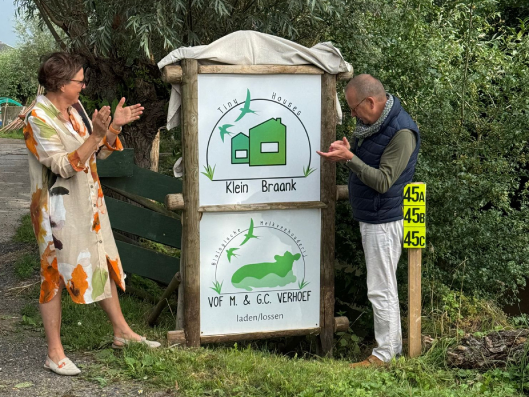 Onthulling van ‘Klein Braank’, boomgaard met tiny houses in Brandwijk.