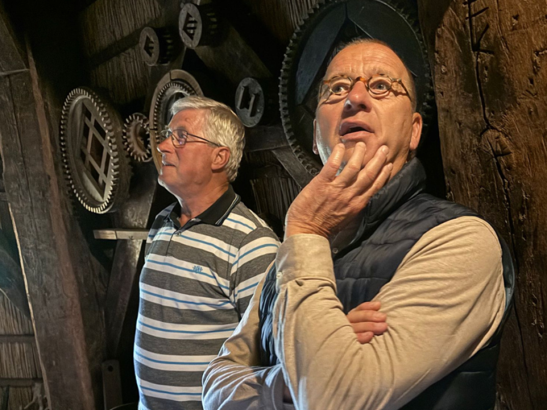 Molenaar Barten geeft uitleg over de molen in Goudriaan.