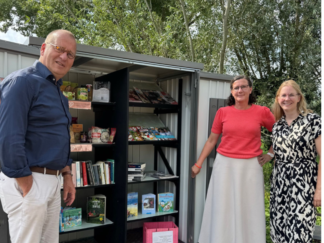 Met de initiatiefnemers van stichting ‘Liefs voor jou’ bij de uitdeelkast in Bleskensgraaf.
