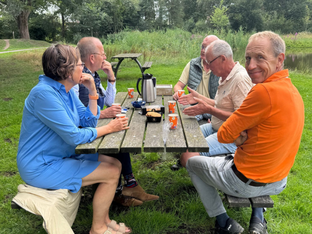 In gesprek met het bestuur van de Oranje Brigade in ParkDoetActief in Giessenburg.