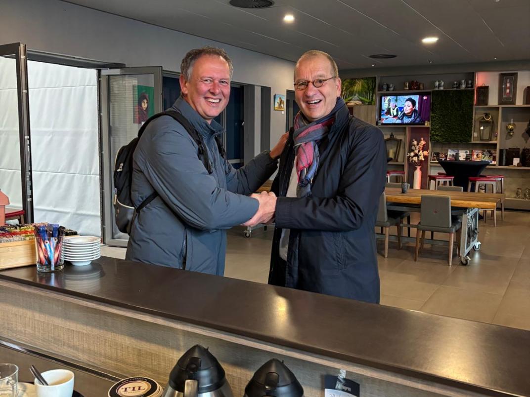 Burgemeester Theo Segers schud de hand