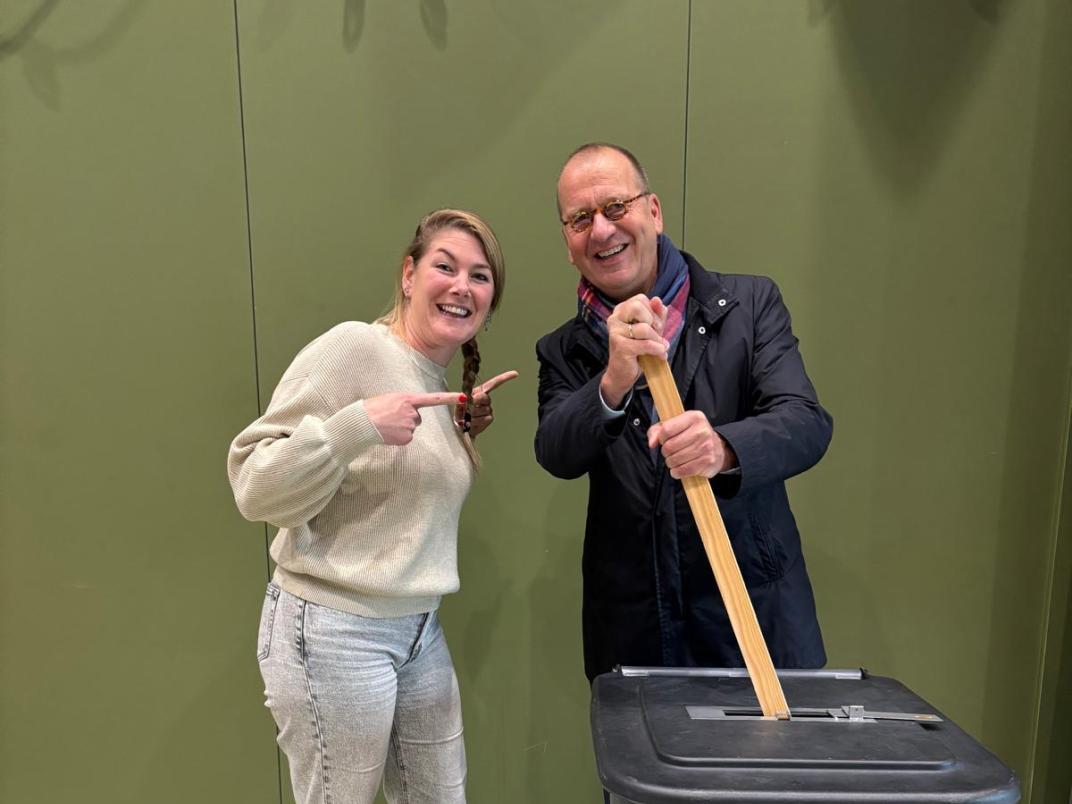 Burgemeester Theo Segers samen met Verbinder Kirsten