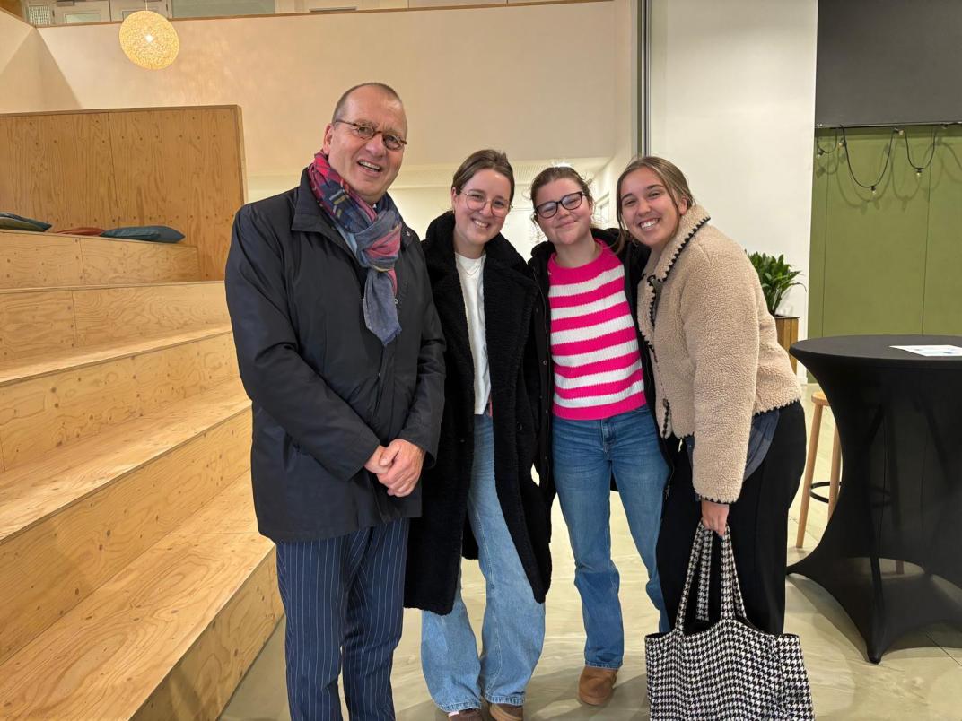  Burgemeester Theo Segers samen met drie dames