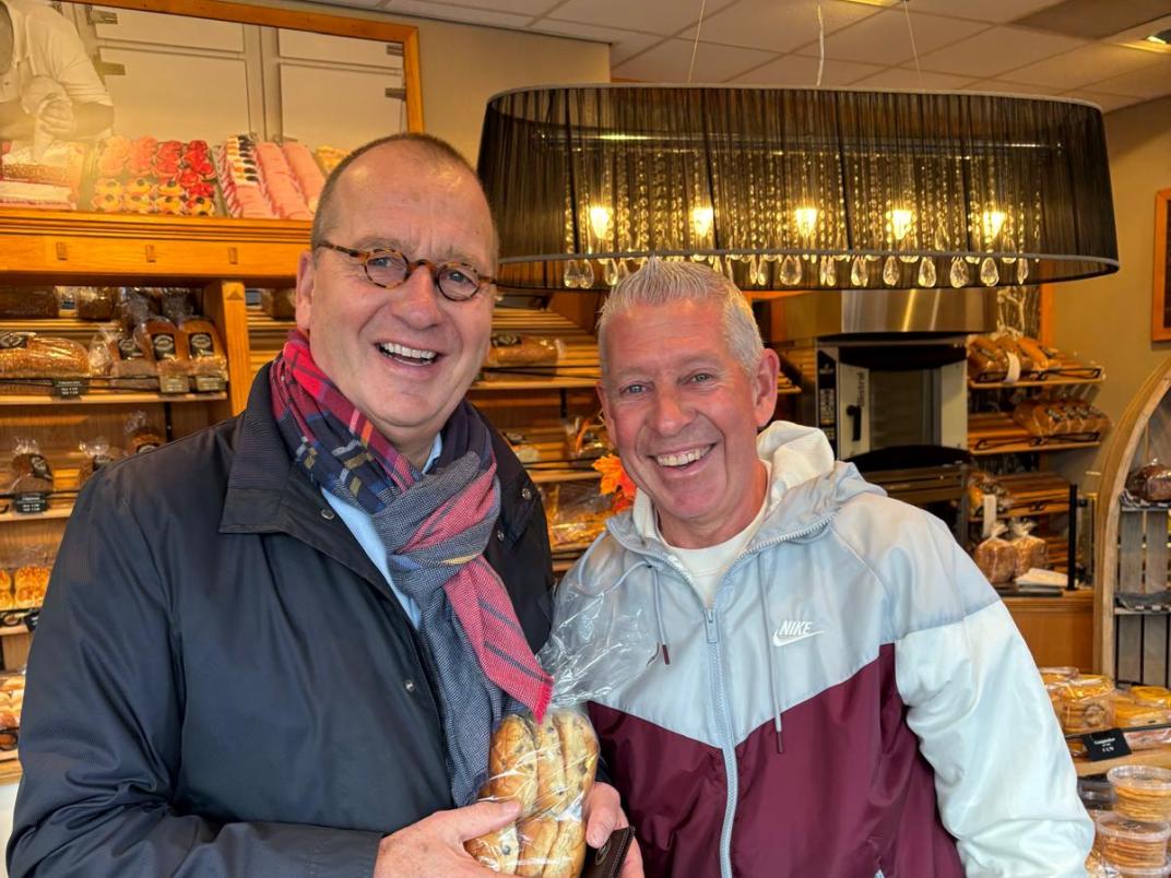 Burgemeester Theo Segers in de bakker