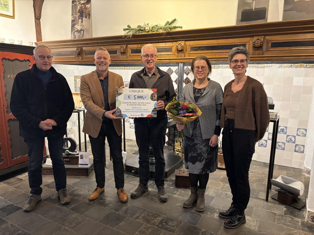Uitreiking subsidiecheque Historische Vereniging Binnenwaard