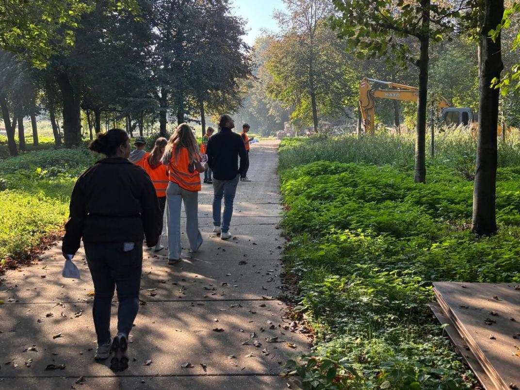 Bij Tuytel leerden zij hoe een tijdelijke rijbaan wordt aangelegd.