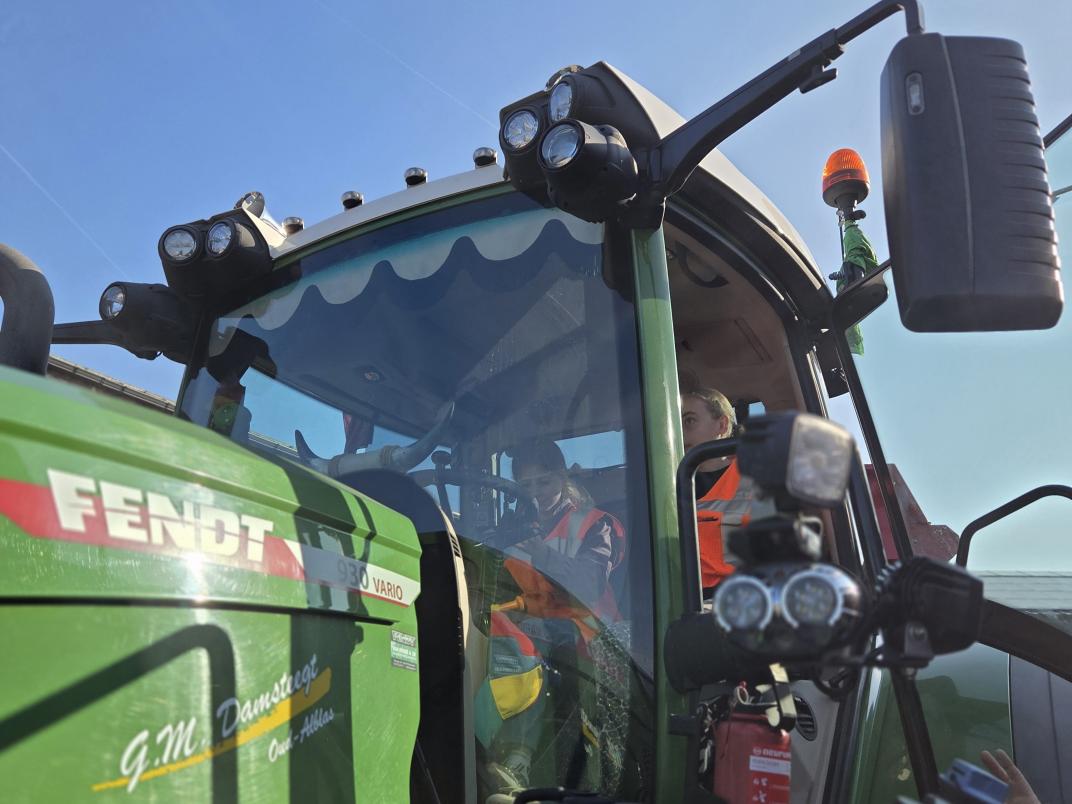 Bij G.M. Damsteegt mochten de kinderen plaatsnemen in een grote tractor. 
