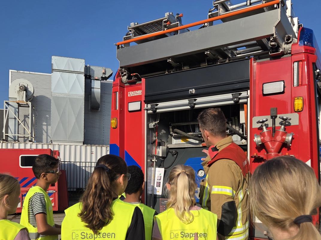 De leerlingen namen een kijkje bij een brandweerauto.